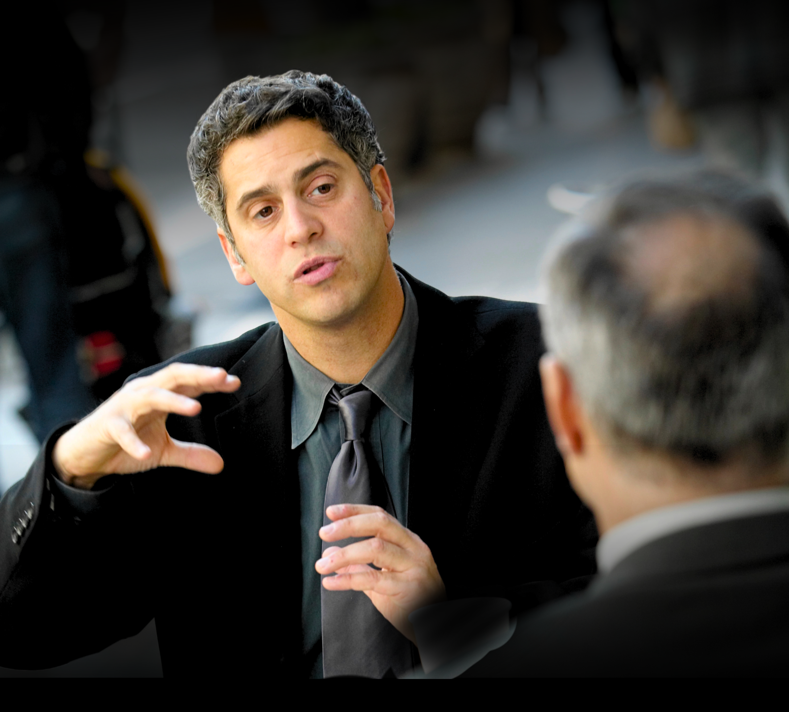 Un homme explique quelque chose à une personne